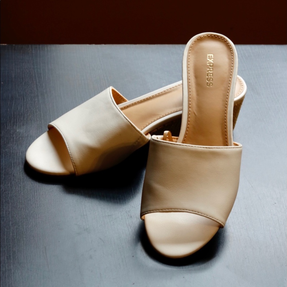 Express heeled sandals